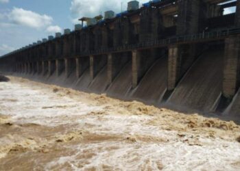 हतनूरचे २४ दरवाजे दीड मिटरने उघडले ; नदीकाठच्या गावांना सतर्कतेचा इशारा