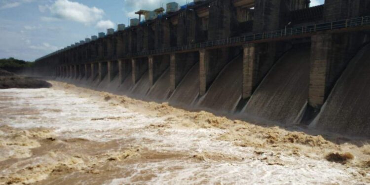 हतनूरचे २४ दरवाजे दीड मिटरने उघडले ; नदीकाठच्या गावांना सतर्कतेचा इशारा