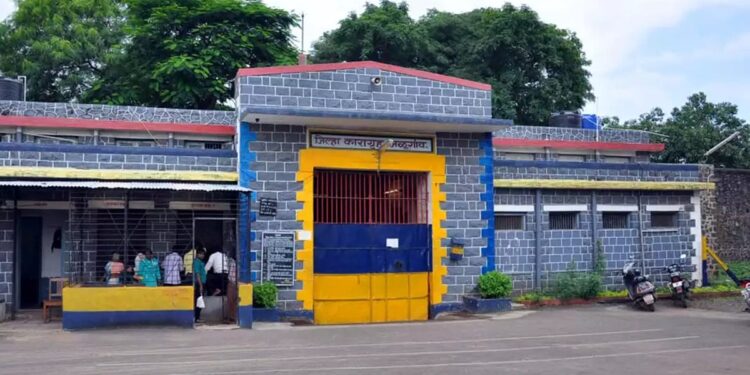 कैद्यावर अनैसर्गिक कृत्य करून लोखंडी पट्टीने वार ; जिल्हा कारागृहातील धक्कादायक घटना