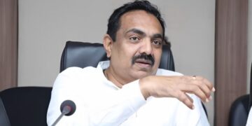 राष्ट्रवादीचे बंडखोर नेते शरद पवारांच्या भेटीला ; जयंत पाटलांनी सांगितलं भेटीत काय झालं ते..