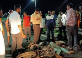 अपघातग्रस्त तरूणांसाठी जिल्हाधिकारी ठरले देवदूत ! तरुणांची प्रकृती स्थिर