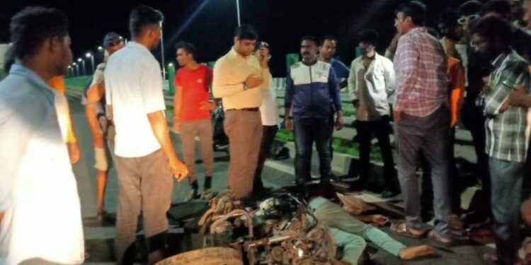 अपघातग्रस्त तरूणांसाठी जिल्हाधिकारी ठरले देवदूत ! तरुणांची प्रकृती स्थिर