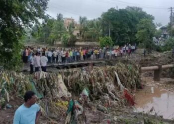 अरे बापरे! पुराच्या पाण्यात माजी नगरसेवकासह दोघे वाहून गेले, रावेरमधील घटना