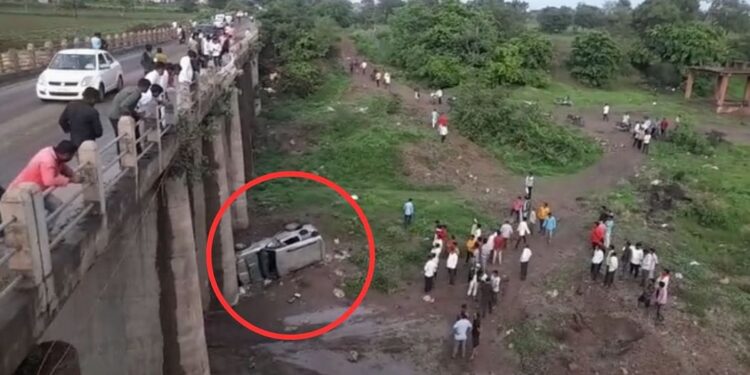 अन् कार थेट नदीच्या पात्रात कोसळली : छत्रपती संभाजीनगर-जळगाव मार्गावरील घटना