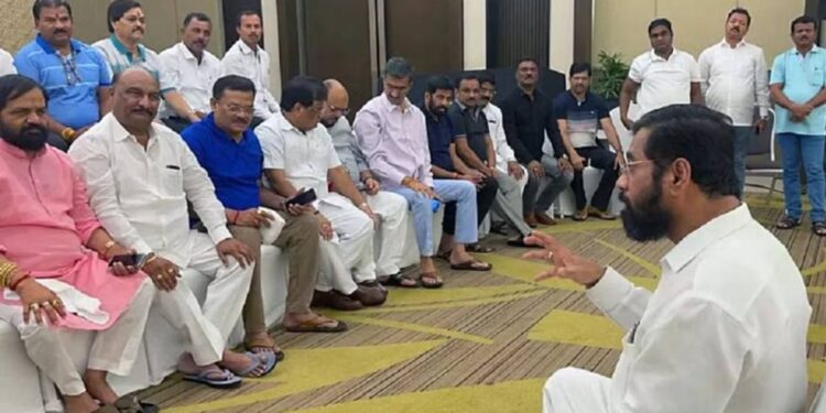 राज्याच्या राजकारणात पुन्हा राजकीय भूकंप? शिंदे गटाने बोलावली तातडीने बैठक