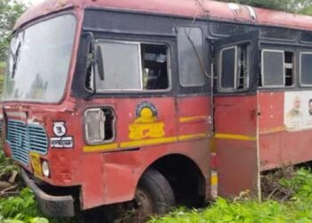 धावत्या बसचे टायर फुटल्याने बस थेट शेतात, मुक्ताईनगरमधील घटना