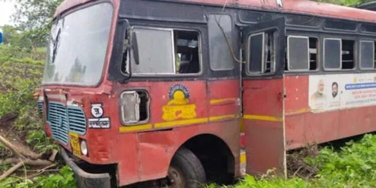 धावत्या बसचे टायर फुटल्याने बस थेट शेतात, मुक्ताईनगरमधील घटना