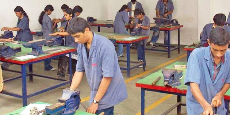 आयटीआयमधील प्रशिक्षणार्थीनांसाठी खुशखबर, आता दरमहा मिळणार ५०० रुपये