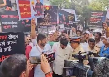 बच्चू कडूंचे सचिन तेंडुलकरच्या घरासमोर जोरदार आंदोलन; पोलिसांनी घेतले ताब्यात, प्रकरण काय?