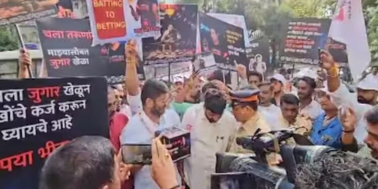 बच्चू कडूंचे सचिन तेंडुलकरच्या घरासमोर जोरदार आंदोलन; पोलिसांनी घेतले ताब्यात, प्रकरण काय?