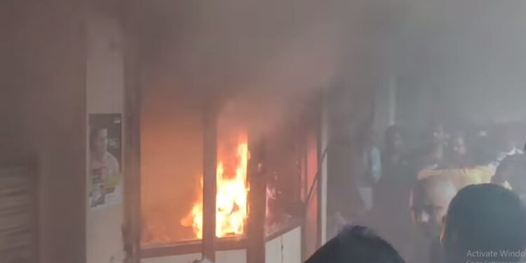 जळगाव शहरातील नवीन बी.जे. मार्केट भीषण आग