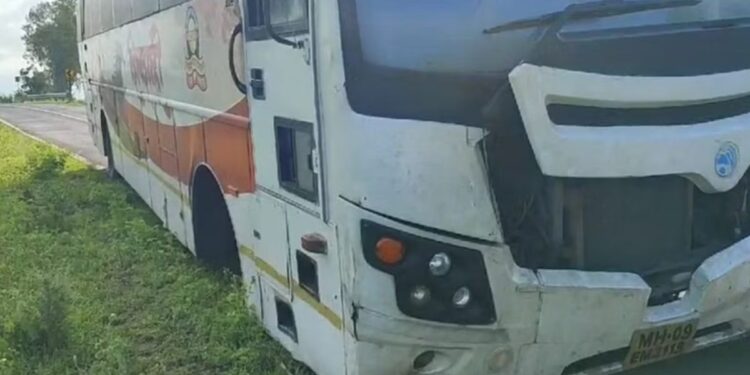 धावत्या शिवशाही बसचा अचानक टायर निघळला अन् पुढे जे घडलं…