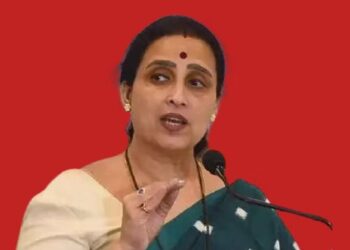 .. हीच सरकारची भूमिका ; भाजप नेत्या चित्रा वाघांनी घेतली गोंडगाव पीडितेच्या कुटुंबीयांची भेट