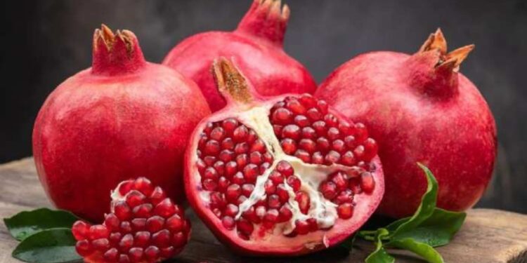 तुम्ही पण अशा प्रकारे डाळिंब खाता का? फायदे आणि तोटे जाणून घ्या