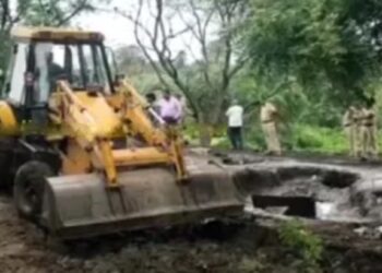 गावठी दारू बनविण्यासाठी तयार केलेल्या टाक्या-चुलीवर फिरवला जेसीबी