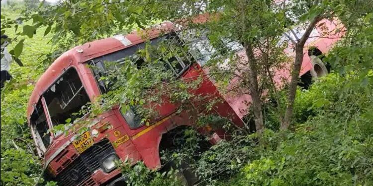 धावत्या बसचे स्टेअरिंग लॉक झाले अन्… बुलढाण्यात पुन्हा अपघात