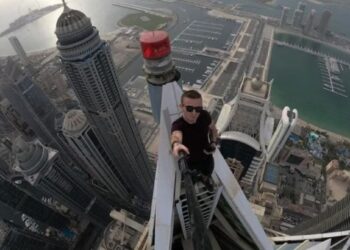 भयंकर ! ६८ व्या मजल्यावरुन खाली पडून प्रसिद्ध स्टंटमॅन ठार, थरकाप उडविणारे स्टंट व्हिडिओ पहा