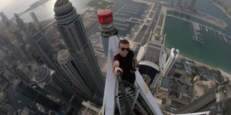 भयंकर ! ६८ व्या मजल्यावरुन खाली पडून प्रसिद्ध स्टंटमॅन ठार, थरकाप उडविणारे स्टंट व्हिडिओ पहा