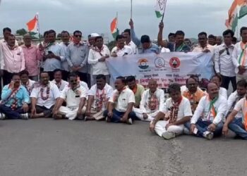 कांदा निर्यात धोरणाविरुद्ध महाविकास आघाडीचा धुळे- सुरत महामार्गावर रास्ता रोको