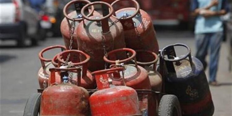 जळगावात गॅस सिलेंडरचा काळाबाजार उघड, साहित्य हस्तगत ; एकावर गुन्हा दाखल