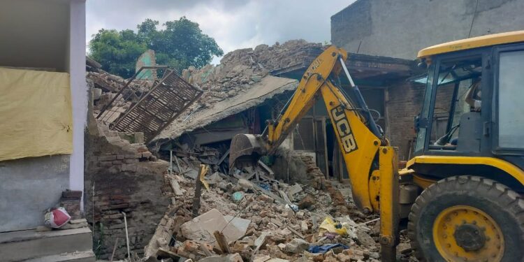 Breaking : जळगावात जुनी इमारत अचानक कोसळली ; ढिगाऱ्याखाली वृध्द महिला अडकली