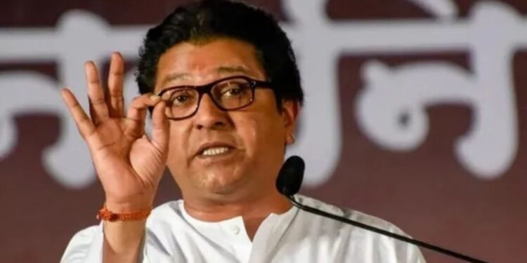 राज्यातील रस्त्यांच्या खड्ड्यांवरून राज ठाकरेंनी सरकारला धरले धारेवर, म्हणाले..