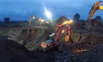 धक्कादायक : विहिरीचं बांधकाम सुरू असताना मुरूम ढसाळला, ढिगाऱ्याखाली चार कामगार गाडले गेले