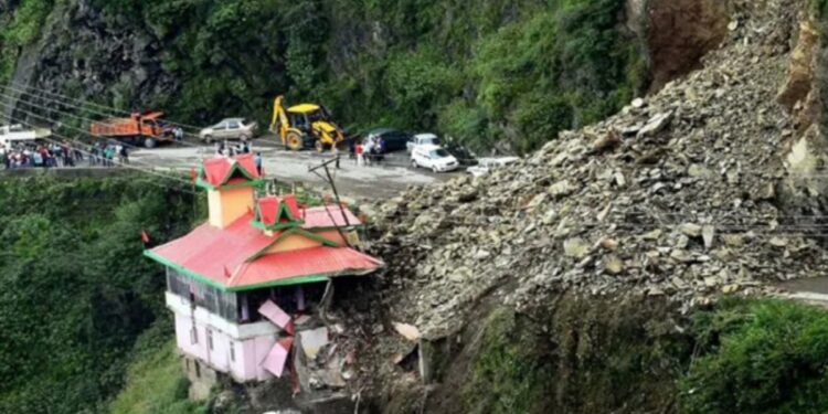शिमल्यात भूस्खलनामुळे शिव मंदिर कोसळले, अनेक भाविक गाडले, 9 मृतदेह बाहेर काढले
