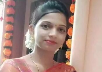 हृदय पिळवटून टाकणारी घटना, ट्रॅक्टरच्या रॉडमध्ये पदर अडकला अन्..