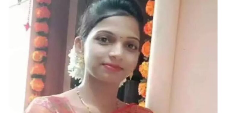 हृदय पिळवटून टाकणारी घटना, ट्रॅक्टरच्या रॉडमध्ये पदर अडकला अन्..