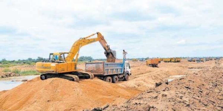 वाळू तस्करांविरुद्ध महसूल व पोलीस प्रशासन ऍक्शनमध्ये ; अनेक ट्रॅक्टर्स व डंपर्स केले जप्त