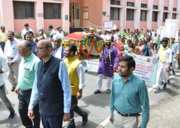 जळगाव विद्यापीठात ‘मेरी माटी, मेरा देश’ अंतर्गत वृक्ष दिंडी काढून वृक्षांची लागवड