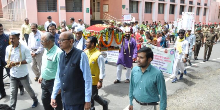 जळगाव विद्यापीठात ‘मेरी माटी, मेरा देश’ अंतर्गत वृक्ष दिंडी काढून वृक्षांची लागवड