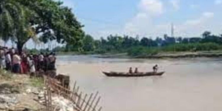 मुझफ्फरपूरमध्ये बोटीचा मोठा अपघात, शाळेत जात असलेल्या 33 मुलांची बोट नदीत उलटली