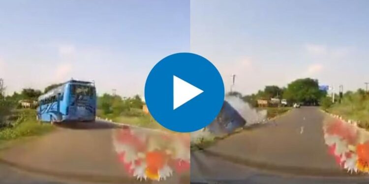 25 प्रवाशांना घेऊन जाणारी बस थेट नदीत कोसळली, घटनेचा थरारक VIDEO पहा