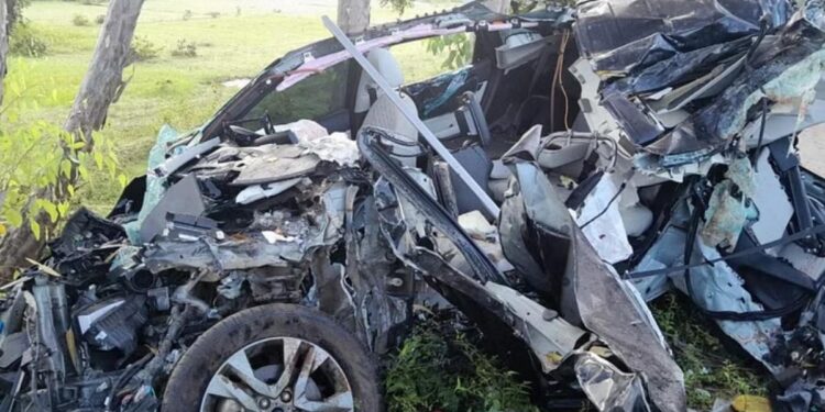 भीषण अपघातात : भरधाव कार झाडावर धडकल्याने पाच जण ठार