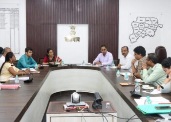 रेल्वे आत्महत्यांवर प्रशासनाने तात्काळ उपाययोजना राबवाव्यात – जिल्हाधिकारी आयुष प्रसाद