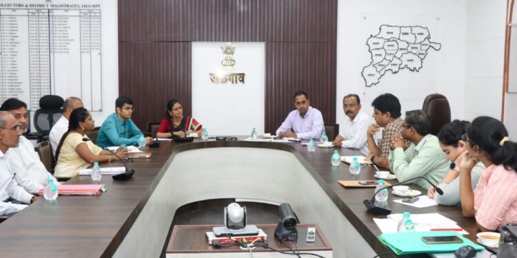 रेल्वे आत्महत्यांवर प्रशासनाने तात्काळ उपाययोजना राबवाव्यात – जिल्हाधिकारी आयुष प्रसाद