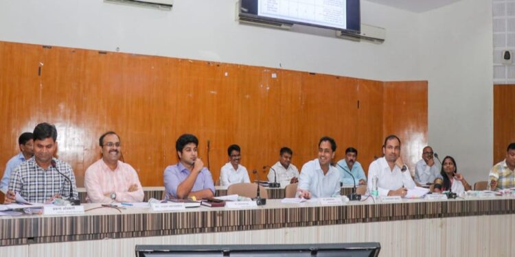 जिल्हा नियोजनाचा शंभर टक्के निधी खर्च करण्यासाठी कामाची गती वाढवा – जिल्हाधिकारी आयुष प्रसाद