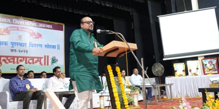 शिक्षकांनी समाज शिक्षक व्हावे- जिल्हा शिक्षक पुरस्कार वितरण प्रसंगी पालकमंत्री पाटीलांचे प्रतिपादन