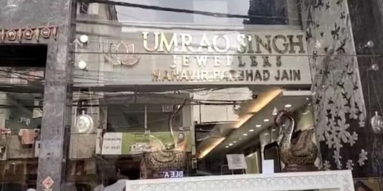 भिंत फोडून चोरट्यांनी शोरूममधून 20 कोटी रुपयांचे दागिने लांबवीले ; दिल्लीतील खळबळजनक घटना