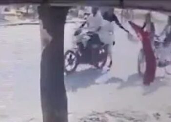 टवाळखोरांनी सायकलवरुन जाणाऱ्या विद्यार्थिनीची ओढणी खेचली अन्.. पुढे जे घडलं ते भयंकर, पहा व्हिडीओ