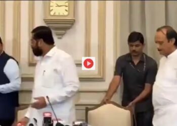 “आपल्याला काय? बोलायचं अन् निघून जायचं ; मुख्यमंत्री आणि दोन्ही उपमुख्यमंत्र्यांचा व्हिडीओ होतोय व्हायरल