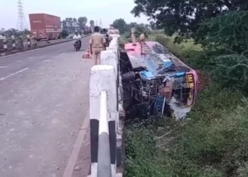 भीषण अपघात ! प्रवाशांनी भरलेली खासगी बस थेट पूलाखाली कोसळली