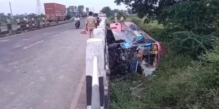 भीषण अपघात ! प्रवाशांनी भरलेली खासगी बस थेट पूलाखाली कोसळली