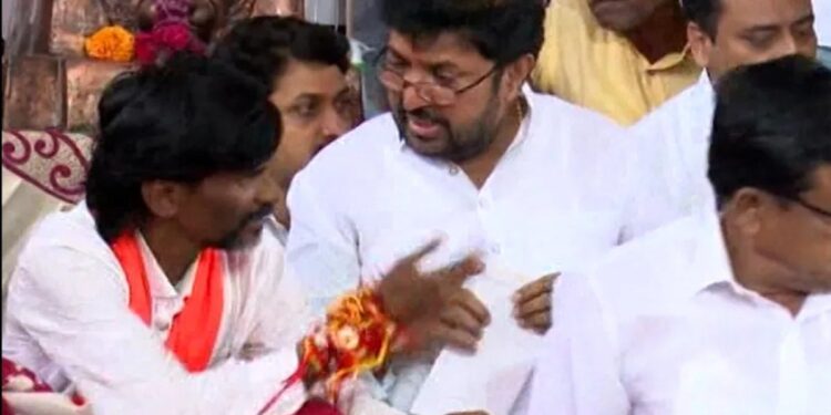 मनोज जरांगे उपोषण सुरुच ठेवणार ; सरकारचा नवा जीआरही धुडकावला