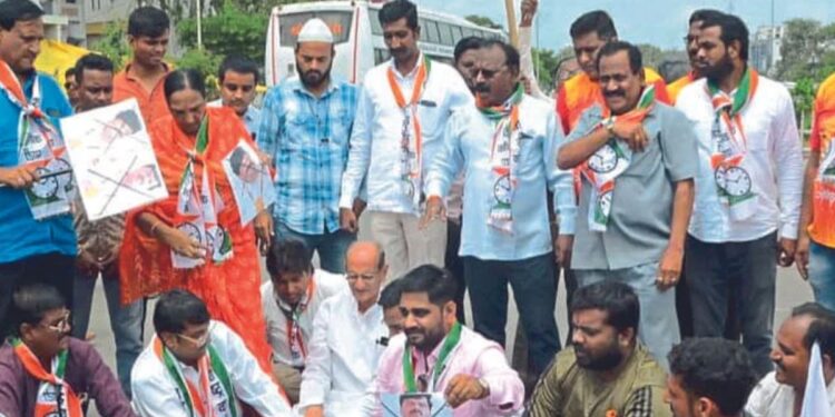 आ.गोपीचंद पडळकरांच्या बेताल वक्तव्याच्या निषेर्धात जळगावात ‘जोडे मारो’ आंदोलन