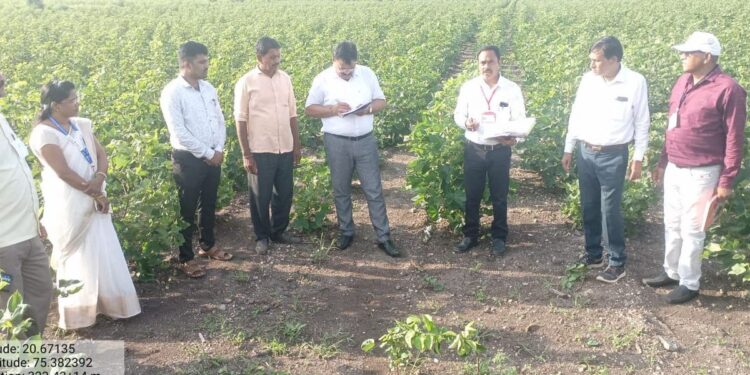 कृषी विभागाच्या योजनांचा लाभार्थ्यांना मिळाला लाभ ! कृषी सहसंचालक लाथार्थ्याच्या भेटीसाठी थेट शेतशिवारात