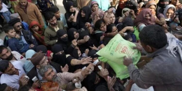 कंगाल पाकिस्तानला मोठा धक्का! 9 कोटींहून अधिक लोकांसाठी वाईट बातमी..आता काय होणार?