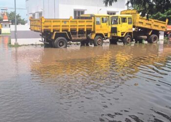 जळगावसह पाळधी येथे धूव्वांधार पाऊस ; घरांत, दुकानांत पाणी शिरून नुकसान
